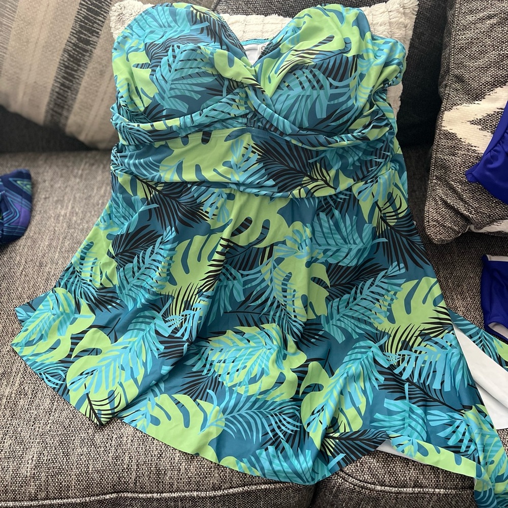 SWIMSUIT - Picture 4 of 4